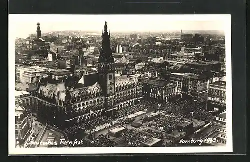 AK Hamburg, Deutsches Turnfest 1953, Blick auf die Sportler und das Rathaus, Fliegeraufnahme