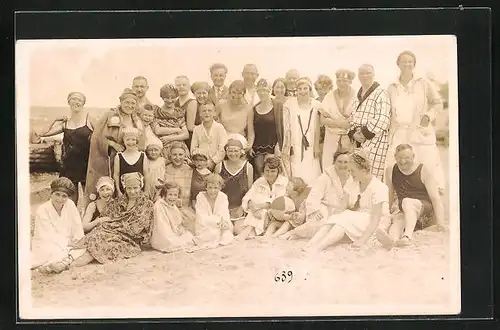 AK Bademode, Gruppenbild von Familien am Strand
