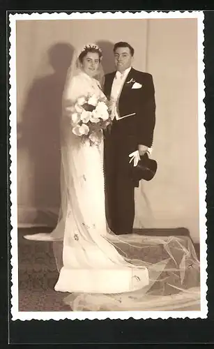 AK Hochzeit, Ehepaar, Braut im weissen Kleid, mann im Anzug