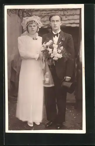 AK Hochzeit, Ehepaar in Brautkleid und Anzug