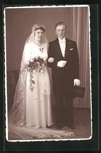 AK Hochzeit, Ehepaar, Mann im Anzug mit Zylinder, Frau im Brautkleid