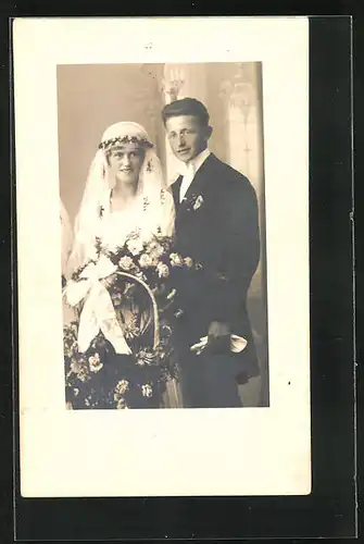 AK Hochzeit, Ehepaar, mit einem Korb voller Blumen
