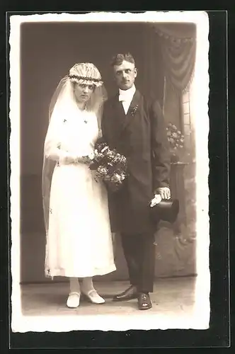 AK Hochzeit, Ehepaar, Mann mit Zylinder, Braut im weissen Kleid