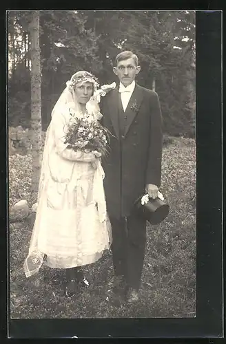 AK Hochzeit, Ehepaar, Foto des Paares in festlichen Kleidern im Wald