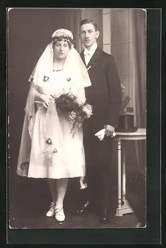 AK Hochzeit, Ehepaar, die junge Braut und ihr Mann in festlichen Kleidern