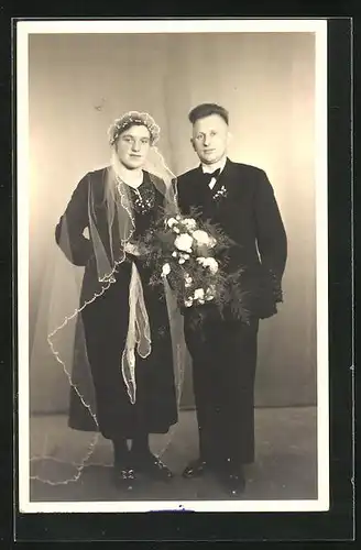 AK Hochzeit, Ehepaar, Braut im dunklen Kleid mit weissem Schleier