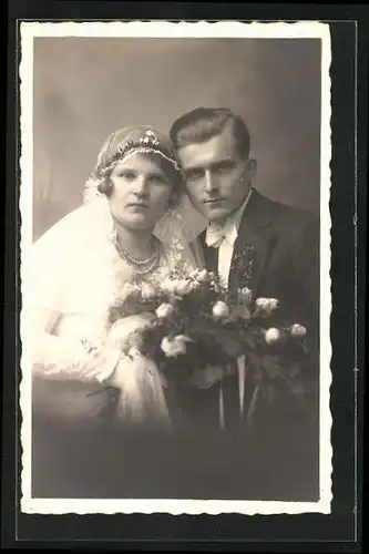 AK Hochzeit, Ehepaar, inniges Bild des Paares mit Brautstrauss und Schleier