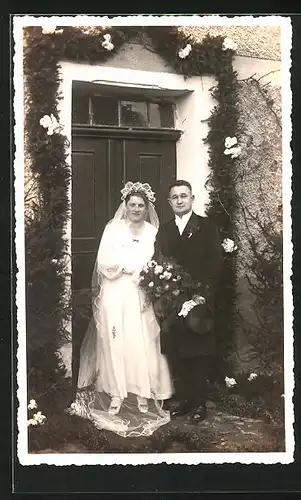 AK Hochzeit, Ehepaar, sie im Brautkleid und er im Anzug an der Eingangstür