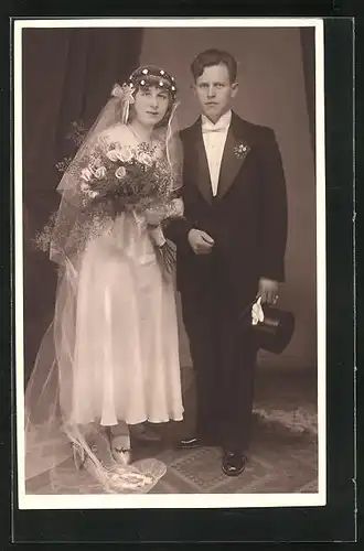 AK Hochzeit, Ehepaar, sie im Kleid mit Strauss und Schleier, er im schwarzen Anzug