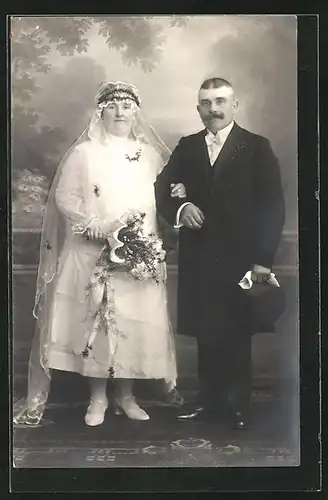 AK Hochzeit, kräftiges Ehepaar, sie im weissen Kleid, er im schwarzen Anzug mit Zylinder