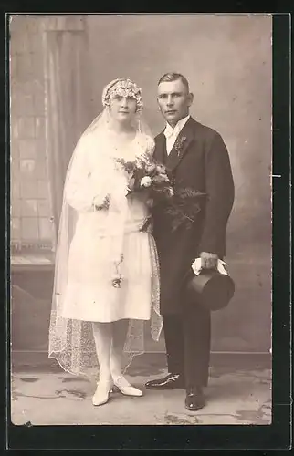 AK Hochzeit, Ehepaar, er im Anzug mit Mantel und Zylinder, sie im weissen Kleid
