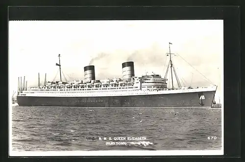 AK R.M.S. Queen Elizabeth in Küstennähe