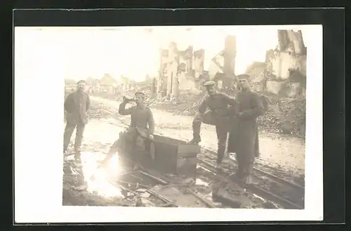 Foto-AK La Basse, Soldaten in einer zerstörten Strasse