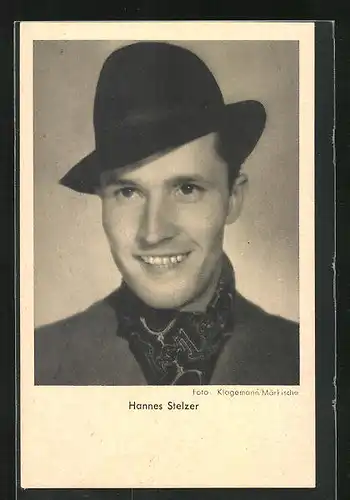 AK Schauspieler Hannes Stelzer mit Hut zur Seite lächelnd
