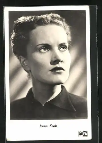 AK Schauspielerin Irene Korb suchend nach oben schauend