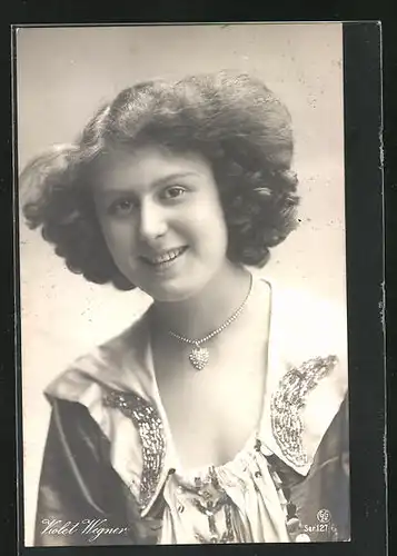 AK Schauspielerin Violet Wegner im Kostüm einer Filmrolle