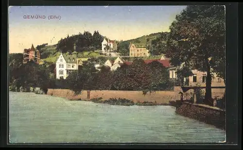 AK Gemünd in der Eifel, Partie am Ufer, Blick auf die Wohnhäuser