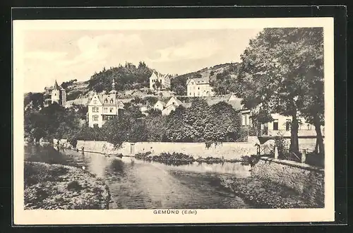 AK Gemünd i. Eifel, Partie am Flussbett, Blick auf die Wohnhäuser