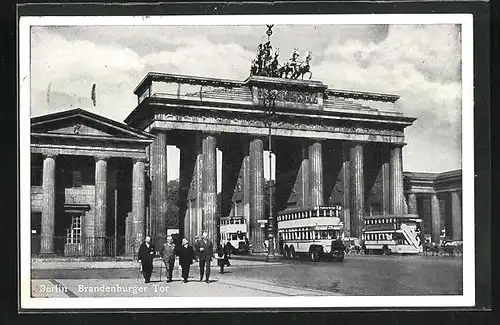 AK Berlin, Brandenburger Tor, Autobusse passieren das Tor