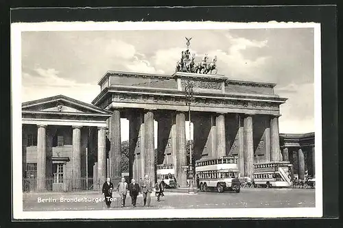 AK Berlin, Brandenburger Tor, Passanten vor dem Tor