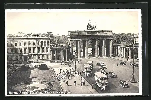 AK Berlin, Brandenburger Tor, Autobusse auf dem Pariser Platz