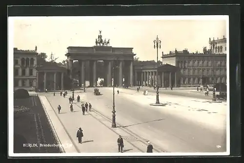 AK Berlin, Brandenburger Tor, Passanten auf dem Pariser Platz