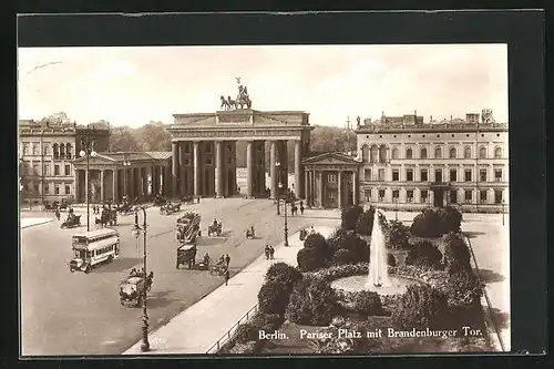 AK Berlin, Brandenburger Tor, Pariser Platz mit Brunnen vor dem Tor