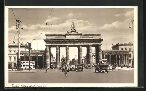 AK Berlin, Automobile vor dem Brandenburger Tor