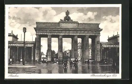 AK Berlin, Brandenburger Tor im Regen