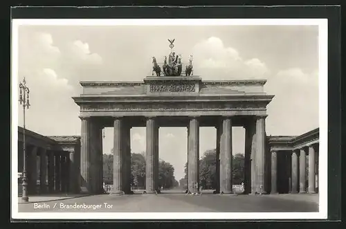 AK Berlin, auf dem Weg durch das Brandenburger Tor