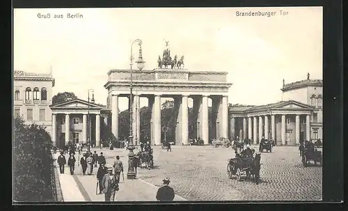 AK Berlin, Brandenburger Tor, Passanten auf dem Pariser Platz