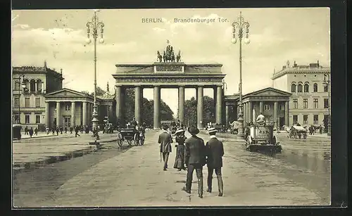 AK Berlin, Brandenburger Tor, Passanten flanieren auf dem Pariser Platz