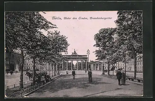 AK Berlin, Brandenburger Tor, Passanten unter den Linden