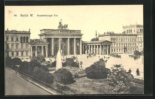 AK Berlin, Brandenburger Tor, Grünanlagen mit Wasserspiel