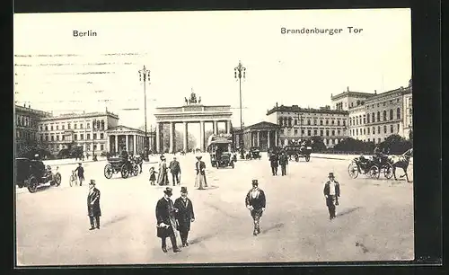 AK Berlin, Brandenburger Tor, Passanten auf dem Pariser Platz