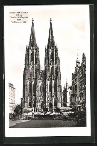 AK Köln a. Rhein, Dom, auf dem Vorplatz mit dem Hauptportal