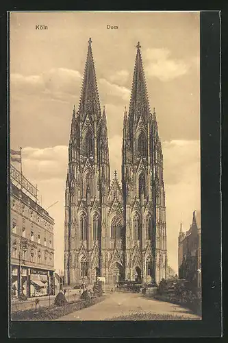 AK Köln a. Rhein, Dom, auf dem Vorplatz, Blick auf das Westportal