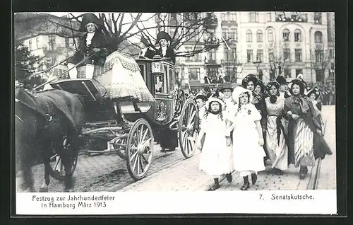 AK Hamburg, Festzug zur Jahrhundertfeier März 1913, 7. Senatskutsche, Frauen spazieren nebenher, Volksfest