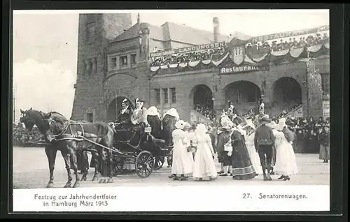 AK Hamburg, Festzug zur Jahrhundertfeier März 1913, Volksfest, 27. Senatorenwagen, Frauen in Trachten daneben