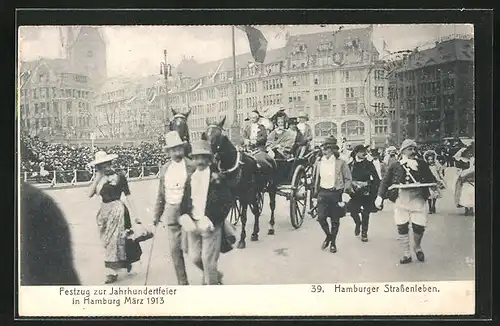 AK Hamburg, Festzug zur Jahrhundertfeier März 1913, Volksfest, 39. Hamburger Strassenleben, Passanten neben einer Kutsche