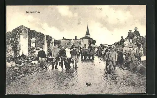 AK Dannevoux, Deutsche Besatzer in der Strasse bei der Kirche