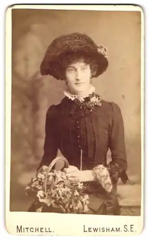Fotografie Mitchell, London-Lewisham, 137, High St., Portrait elegante Dame mit Kragenbrosche und Blumenkorb