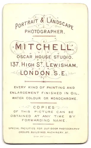 Fotografie Mitchell, London-Lewisham, 137, High St., Portrait elegante Dame mit Kragenbrosche und Blumenkorb