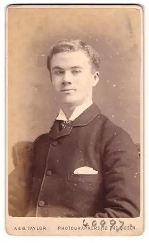 Fotografie A. G. Taylor, London-EC, 70 & 78, Queen Victoria Street, Portrait junger Herr in modischer Kleidung