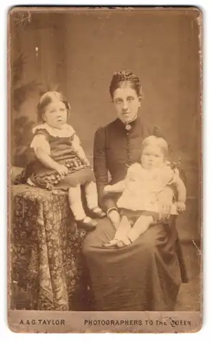 Fotografie A. & G. Taylor, London-EC, 70 & 78, Queen Victoria Street, Portrait bürgerliche Dame mit zwei Kindern