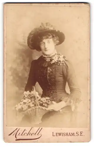 Fotografie Mitchell, London-Lewisham, 137, High St., Portrait elegante Dame mit Blumenkorb