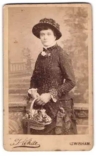 Fotografie T. White, London-Lewisham, 133, High St., Portrait elegante Dame mit Blumenkorb