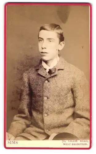 Fotografie Sims, West Brompton, 70, Lillie Road, Portrait junger Herr in modischer Kleidung