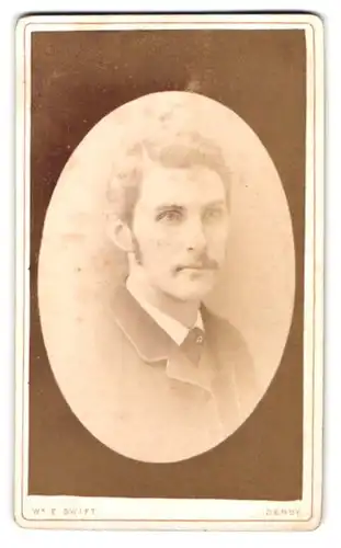 Fotografie Wm. E. Swift, Derby, Brustportrait junger Herr im Anzug mit Oberlippenbart