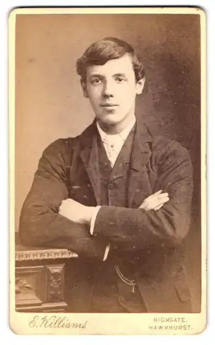 Fotografie E. Williams, Hawkhurst, Hithgate, Portrait junger Herr im Anzug mit verschränkten Armen